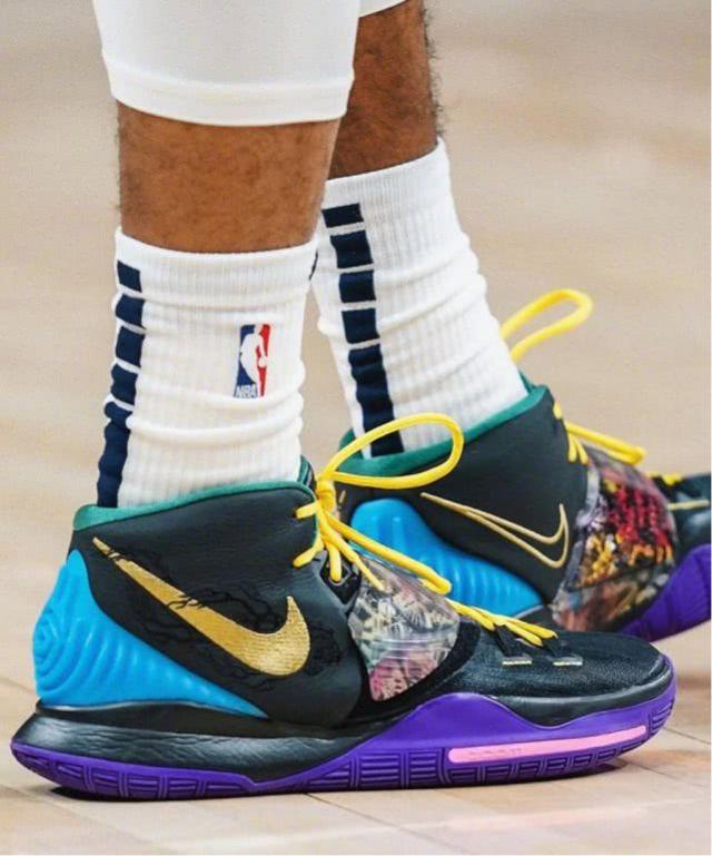 TA：应布拉格斯拉维亚方面要求，热刺主场的LGBTQ+旗帜被移走（TA：热刺主场应布拉格斯拉维亚请求撤下LGBTQ+旗帜）