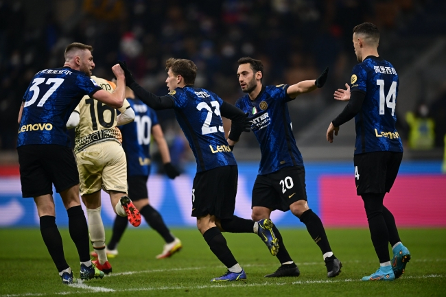 西甲射手榜：姆巴佩16球领跑！费兰-托雷斯11球紧随其后！（西甲射手榜：姆巴佩16球居首，费兰-托雷斯以11球紧追其后）