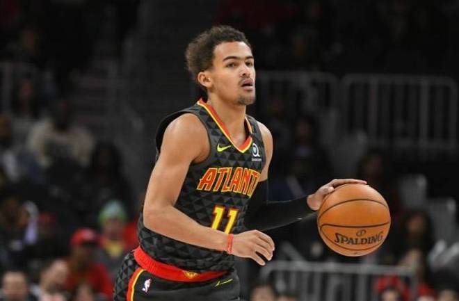 科贝记者：法兰克福球迷往巴萨球迷区投掷杂物甚至发射焰火（科贝记者：法兰克福球迷在巴萨球迷区投掷杂物并施放焰火）