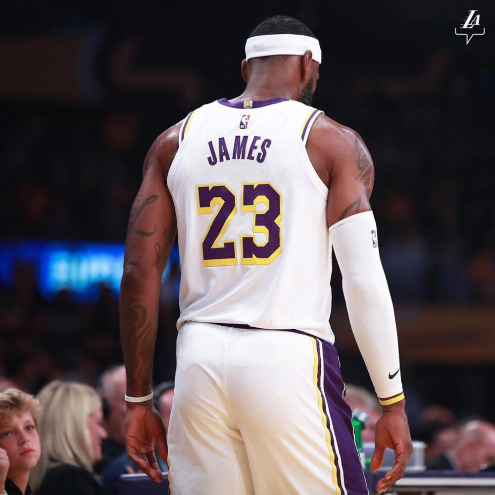 球迷比赛期间骂尤文踢得太烂，斯帕莱蒂回击：你们想怎样？（球迷观赛怒斥尤文表现糟糕，斯帕莱蒂反问：你们还想怎样？）