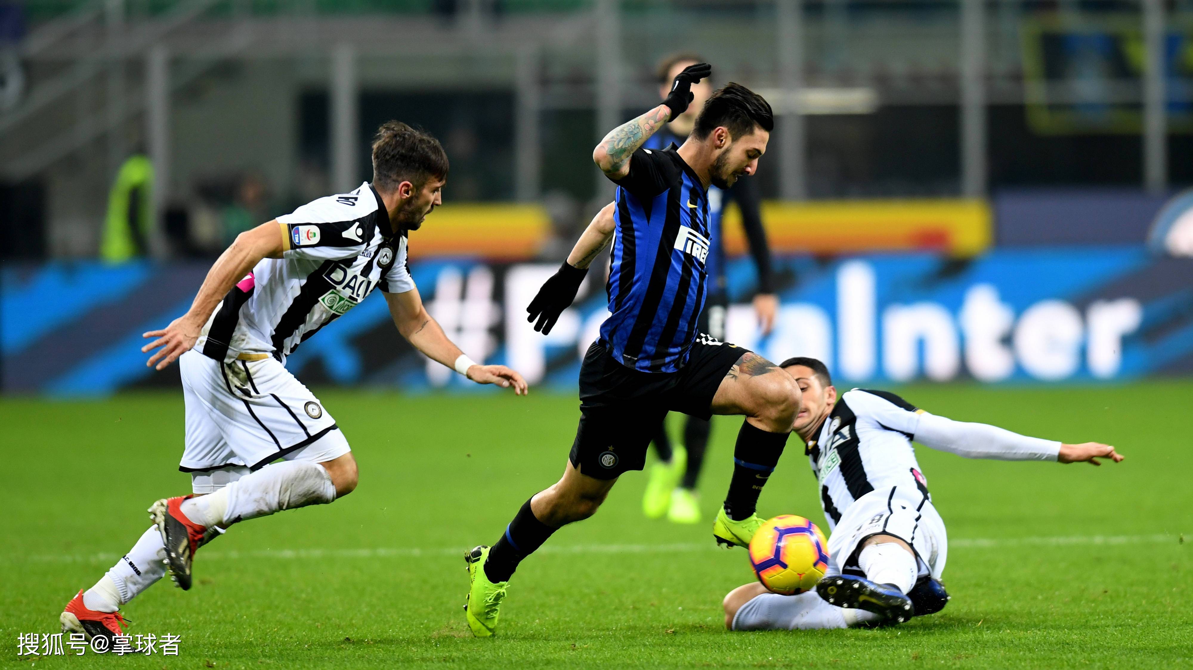 中国冰壶男队7比0胜波兰，明日双赛争冬奥门票（中国男子冰壶队7-0横扫波兰，明日连战冲击冬奥资格）