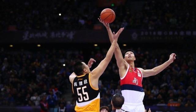 科贝记者：法兰克福球迷往巴萨球迷区投掷杂物甚至发射焰火（科贝记者：法兰克福球迷在巴萨球迷区投掷杂物并施放焰火）